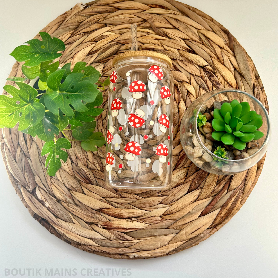Verre à café glacé avec motif champignons