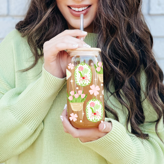 Verre à café glacé 16 oz avec motifs de trèfles verts à rubans roses et tulipes, incluant un couvercle en bambou et une paille.