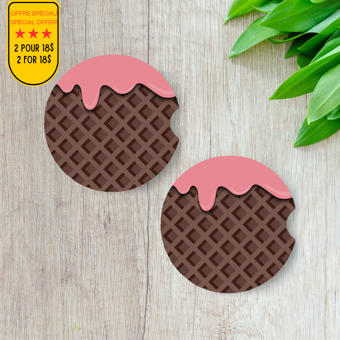 Duo de sous-verres pour voiture motif crème glacée à la fraise et cornet au chocolat sur fond blanc.