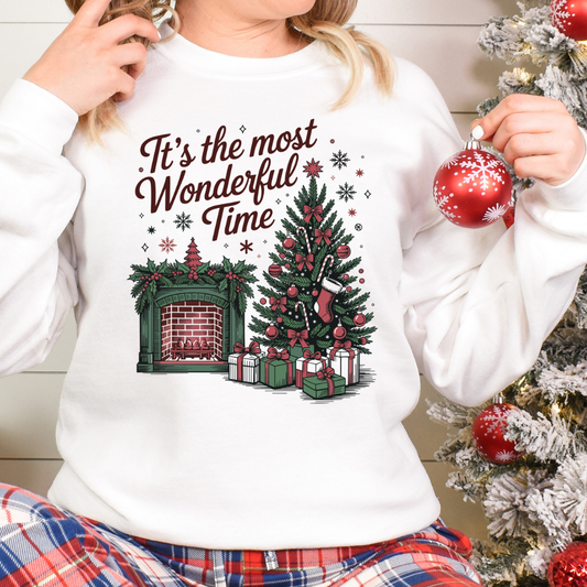 Sweatshirt de couleur Blanc avec Illustration festive d’un sapin décoré et d’une cheminée illuminée, ambiance vintage et chaleureuse pour Noël.
