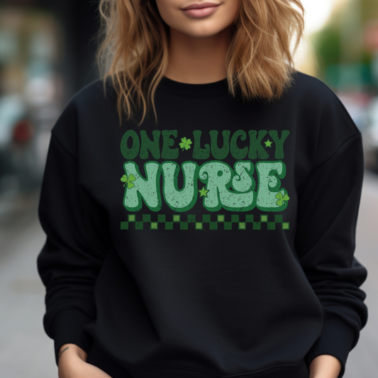 Sweatshirt Gildan Noir avec design style rétro « One Lucky Nurse » décoré de trèfles, parfait pour la Saint-Patrick.