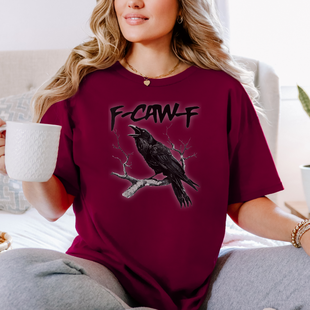 T-shirt bourgogne avec un imprimé de corbeau avec citation ''F-CAW-F – chandail unisexe doux et confortable– Boutik Mains    
Créatives.