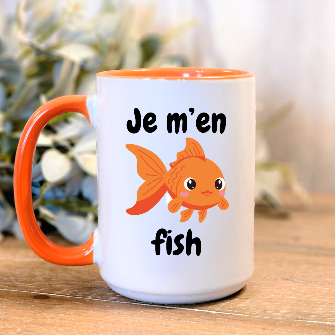 Tasse humour poisson posée sur une table, ambiance café décontractée