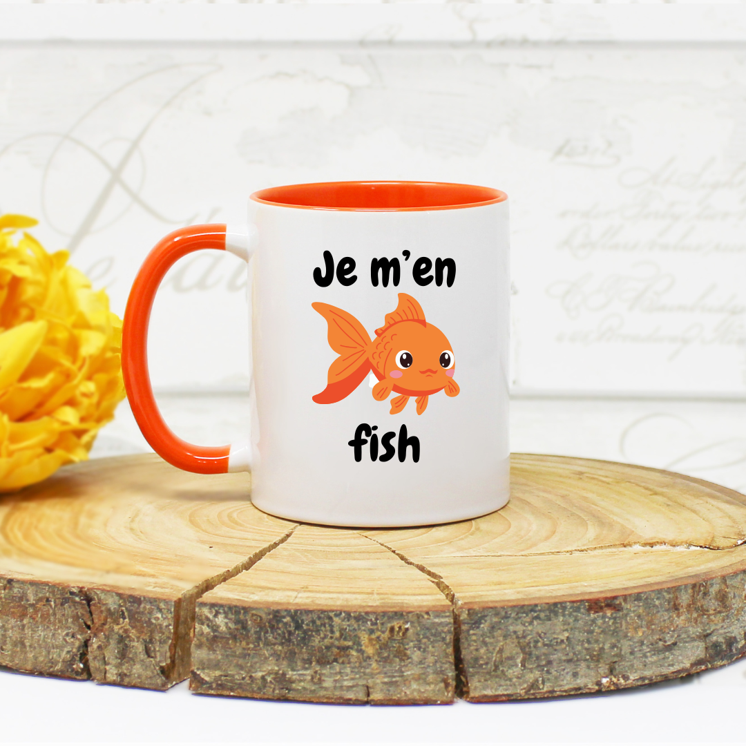 Tasse blanche et orange avec poisson rouge et citation humoristique “je m’en fish”