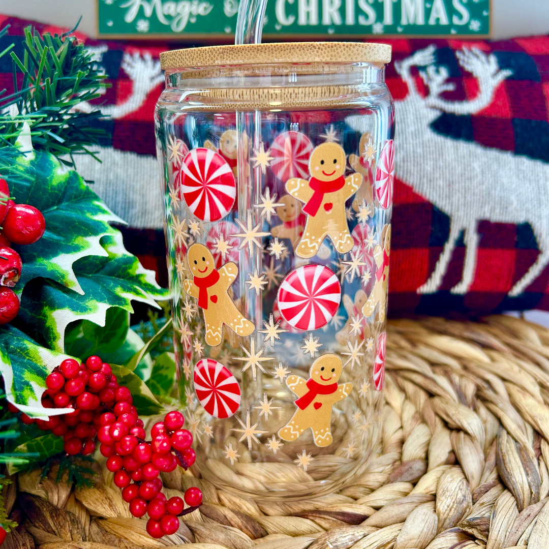 Verre transparent 16 oz avec couvercle de bambou et paille de verre au thème de Noël, décoré de bonbons rouge et blanc et de pains d'épices.