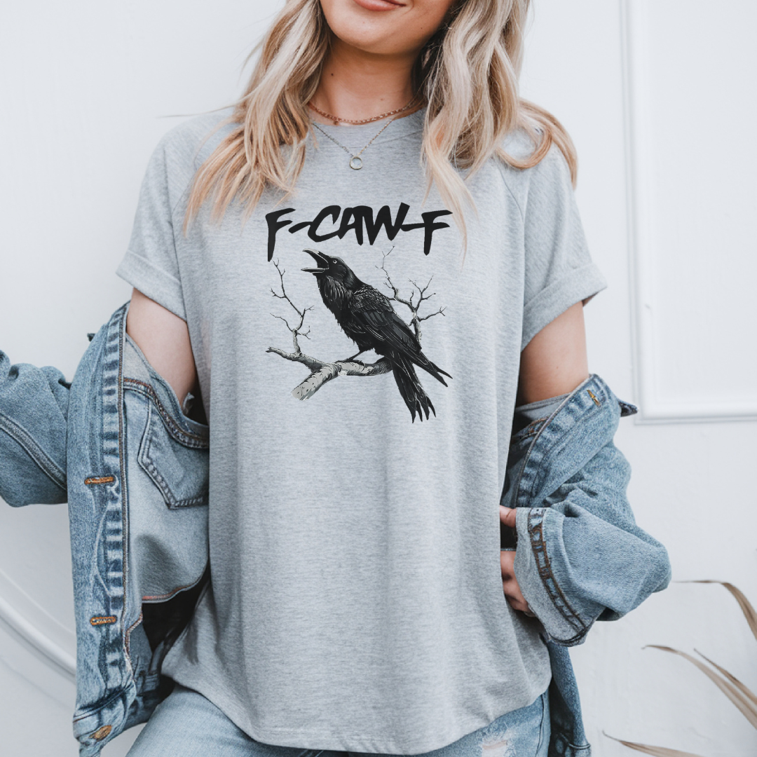 T-shirt de couleur gris athlétique avec un imprimé de corbeau avec citation ''F-CAW-F – chandail unisexe doux et confortable– Boutik Mains    
Créatives.