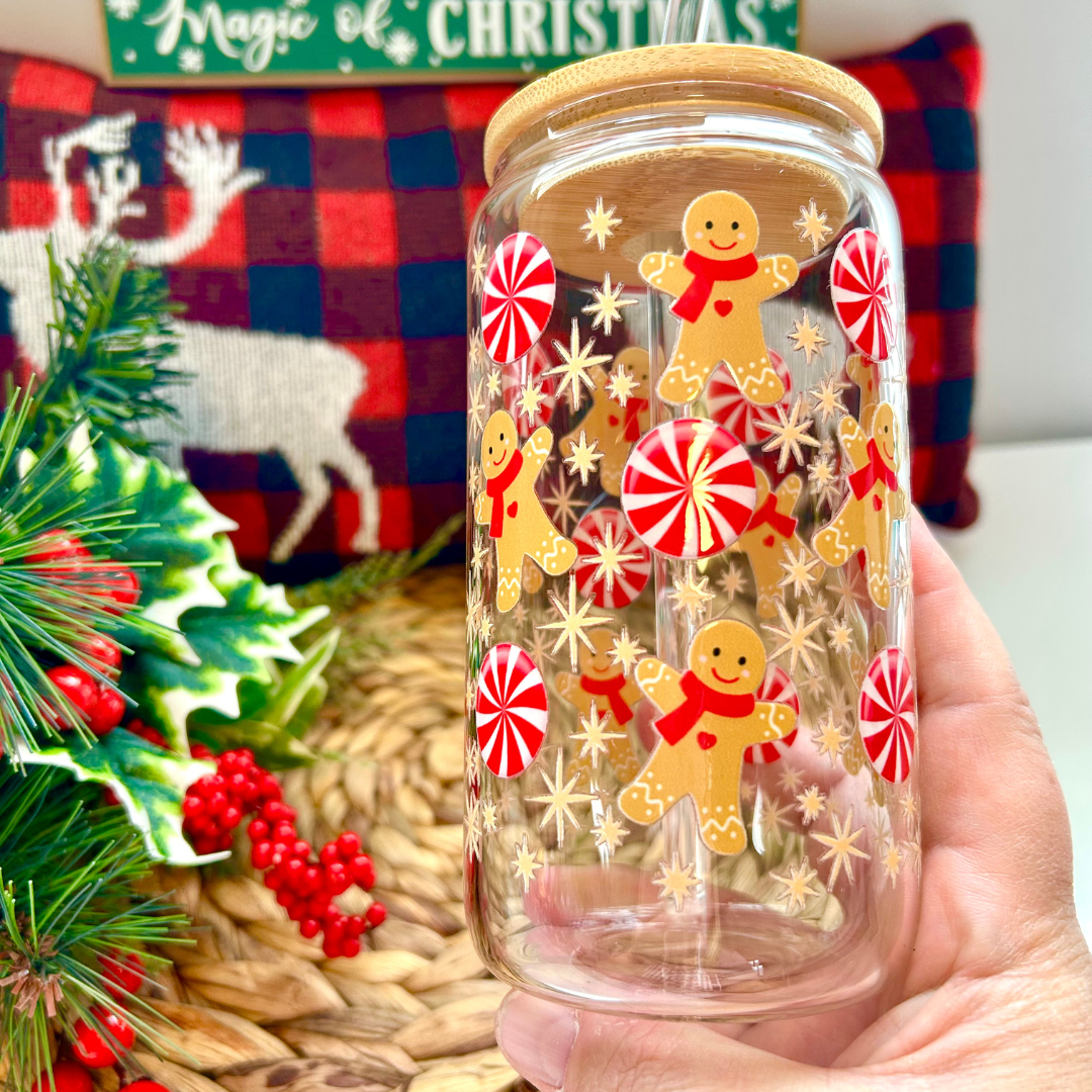 Verre transparent 16 oz avec couvercle de bambou et paille de verre au thème de Noël, décoré de bonbons rouge et blanc et de pains d'épices.