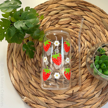 Verre à café glacé avec motifs fraises
