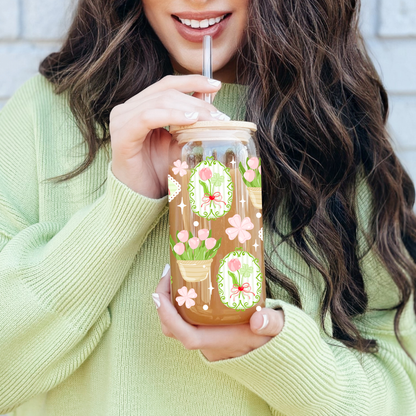 Verre à café glacé 16 oz avec motifs de trèfles verts à rubans roses et tulipes, incluant un couvercle en bambou et une paille.