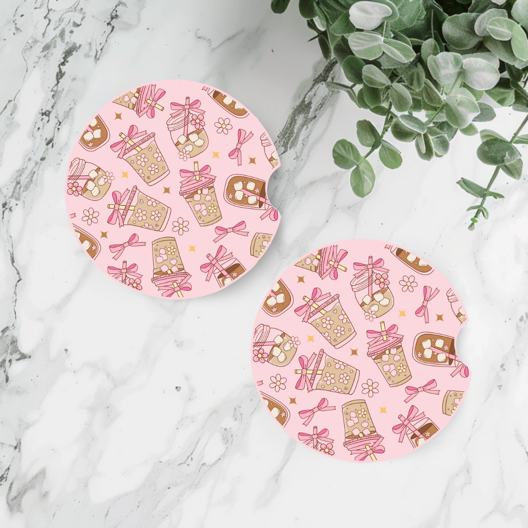 Duo de sous-verres pour voiture motif café glacé avec nœuds roses et fleurs style coquette.
