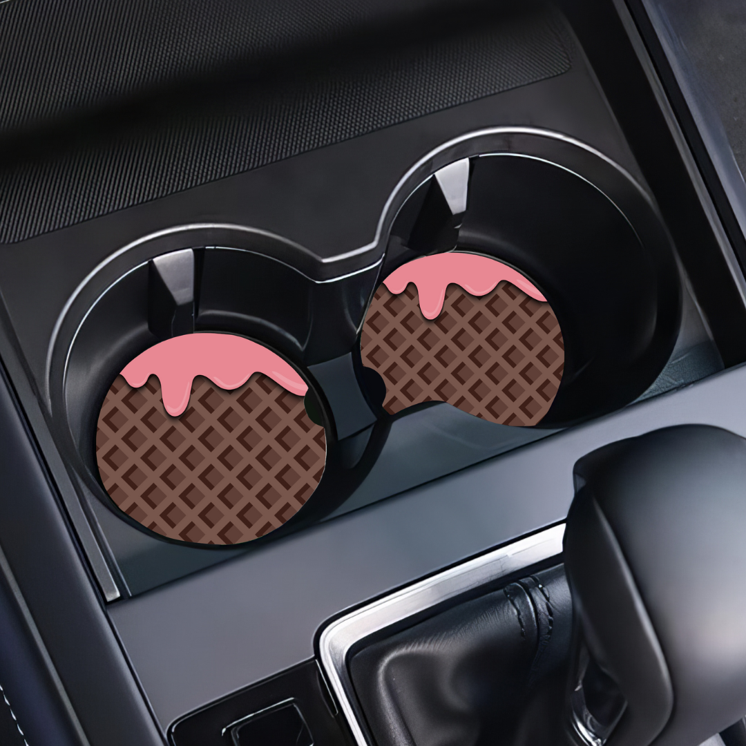 Sous-verre de voiture motif crème glacée tenu en main pour montrer la taille réelle.