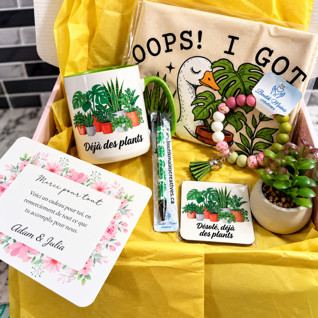 Boîte Cadeau comprenant une tasse, stylo, sac fourre-tout, petite plante artificielle, aimant de frigo et porte-clés en perles de silicone sous le thème plantes. Emballé dans une boîte-cadeau personnalisé (Nom du récipient) et d'une carte de souhait personnalisable.