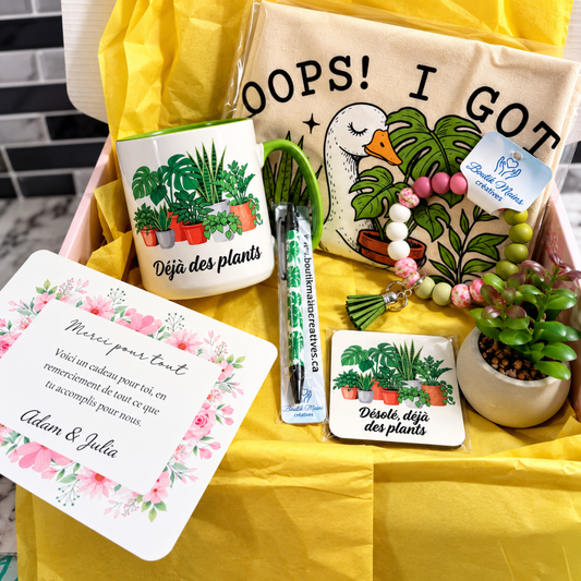 Boîte Cadeau comprenant une tasse, stylo, sac fourre-tout, petite plante artificielle, aimant de frigo et porte-clés en perles de silicone sous le thème plantes. Emballé dans une boîte-cadeau personnalisé (Nom du récipient) et d'une carte de souhait personnalisable.