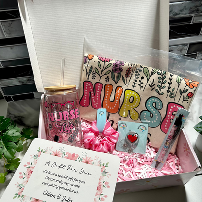 Coffret cadeau pour infirmière comprenant Sac fourre-tout, Verre 16 oz avec couvercle de bambou et paille de verre décoré d'un design ''nurse life'', choux à cheveux, stylo sublimé avec design ''nurselife'' et accroche-carte d'identité.