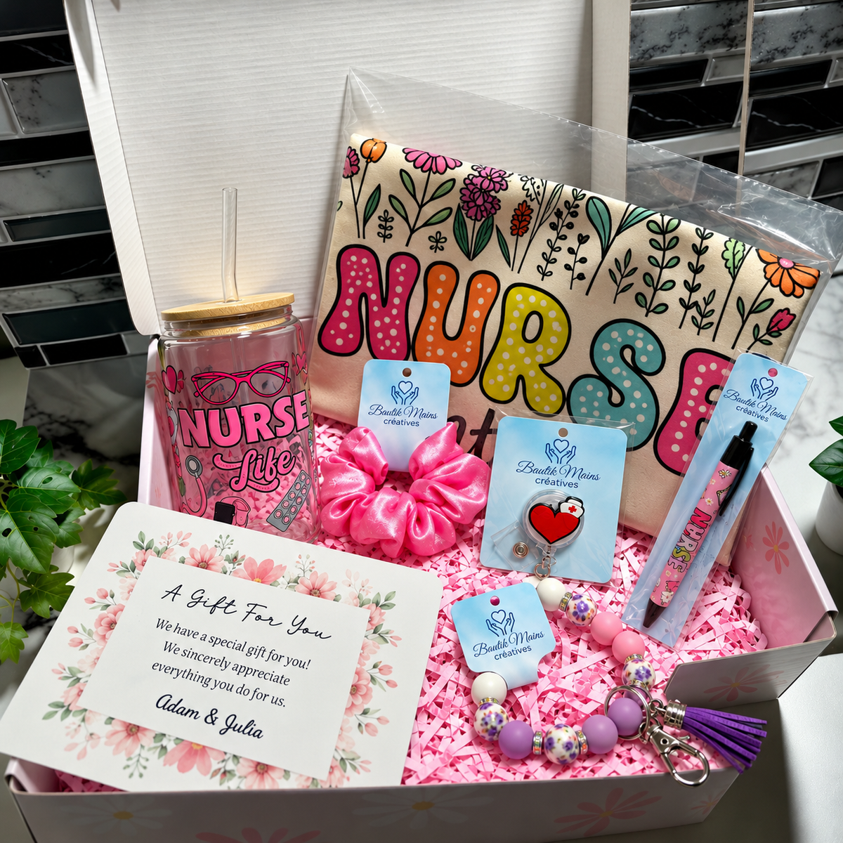 Coffret cadeau personnalisé pour infirmière avec verre NURSE Life, sac , stylo, porte-carte, porte-clé et choux à cheveux .