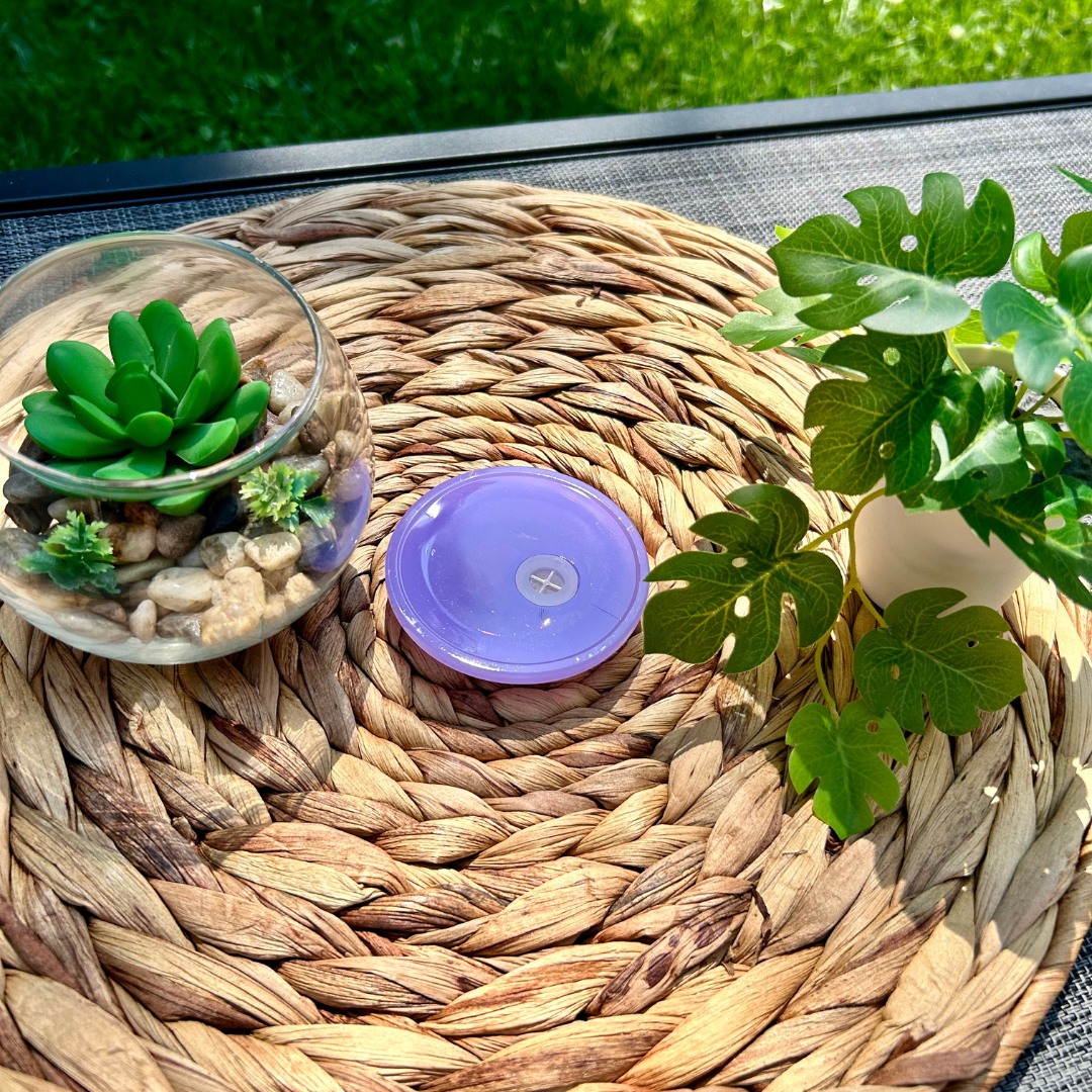 Couvercle en acrylique pour verre 16 oz, couleur mauve.