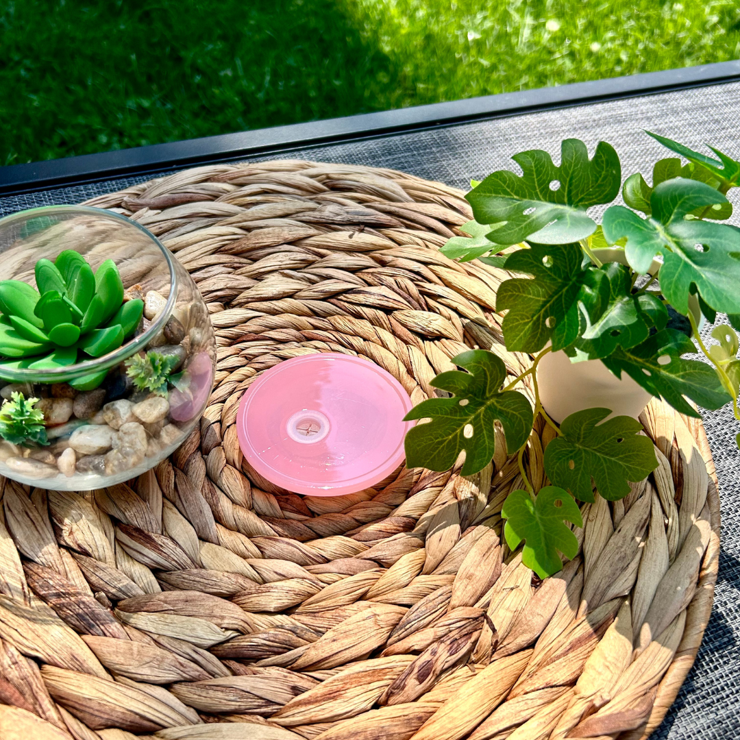Couvercle en acrylique pour verre 16 oz, couleur rose.