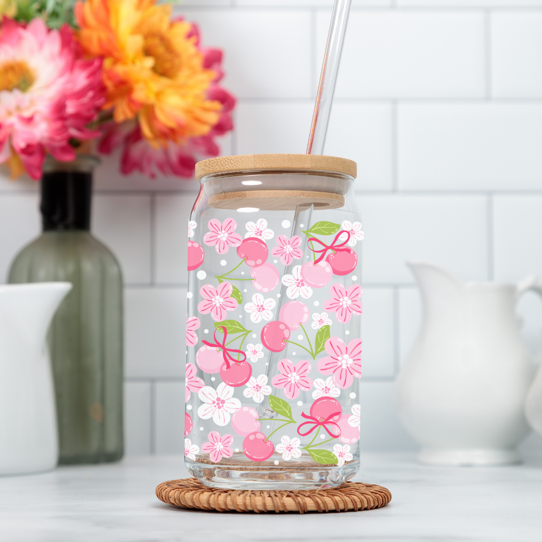 Gros plan sur l'imprimé UVDTF montrant les détails des cerises et des fleurs en relief sur le verre.