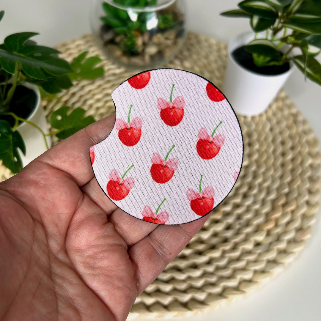 Vue rapproché du car coasters sublimés avec design de cerises coquettes
