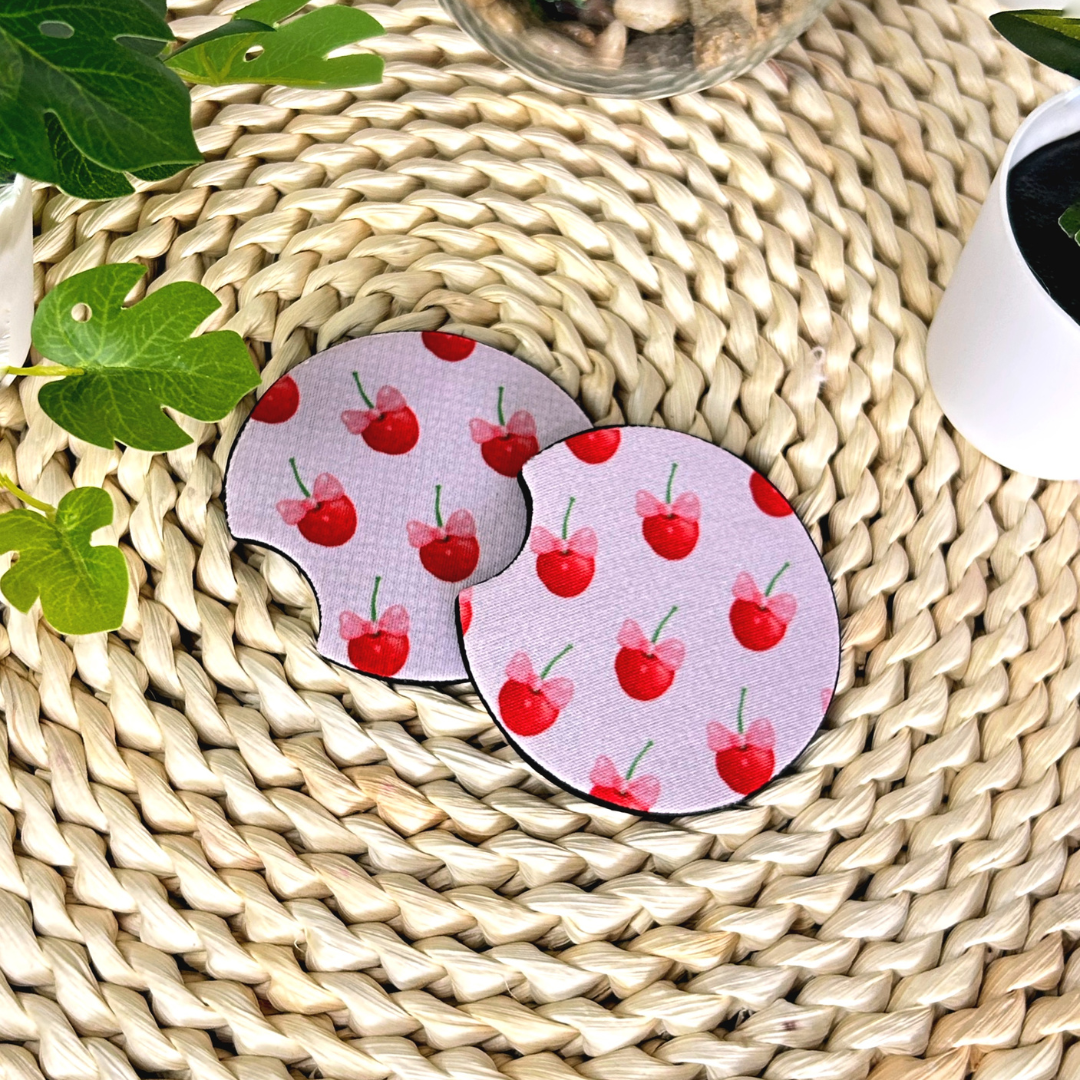 Présentation du duo car coasters en néoprène au design cerises coquettes
