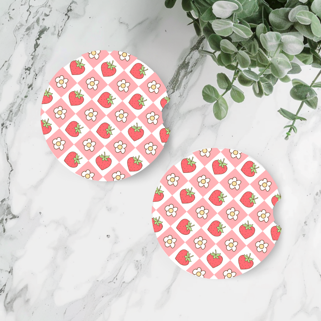 Duo de sous-verres pour voiture motif fraises et fleurs sur fond à carreaux rose style rétro kawaii.