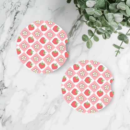 Duo de sous-verres pour voiture motif fraises et fleurs sur fond à carreaux rose style rétro kawaii.