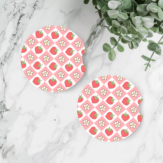 Duo de sous-verres pour voiture motif fraises et fleurs sur fond à carreaux rose style rétro kawaii.