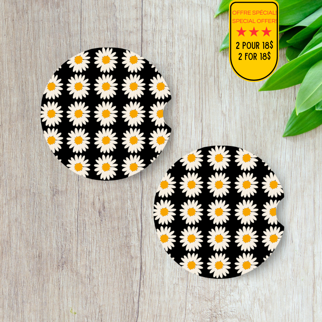 Duo de sous-verres pour voiture avec motif de marguerites blanches sur fond noir à carreaux style boho.