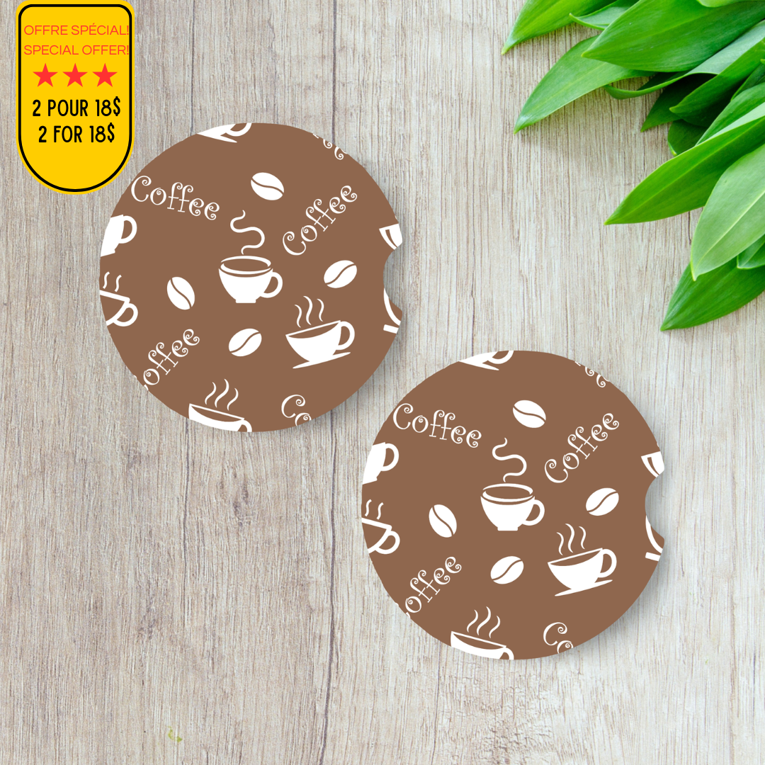 Duo de sous-verres pour voiture motif tasses à café fumantes et grains de café sur fond crème.