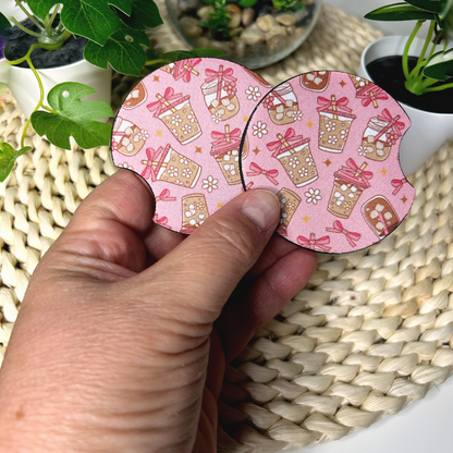 Duo de sous-verres pour voiture motif café glacé avec nœuds roses et fleurs style coquette.
