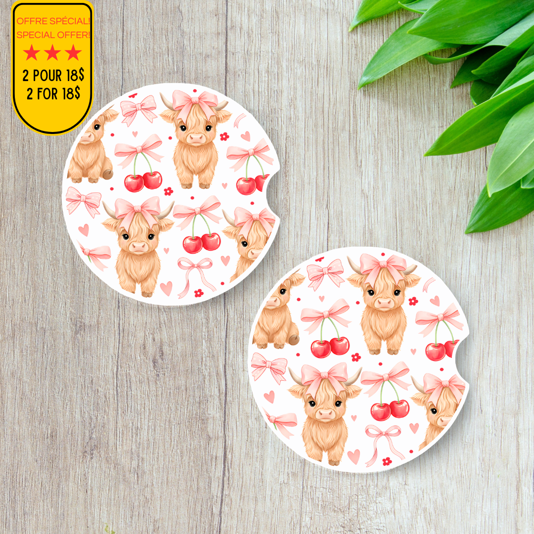 Duo de sous-verres pour voiture avec illustration d'une vache Highland portant des cerises, style coquette et rustique.