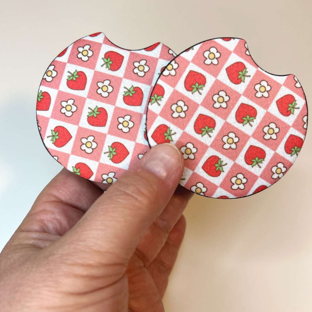 Duo de sous-verres pour voiture motif fraises et fleurs sur fond à carreaux rose style rétro kawaii