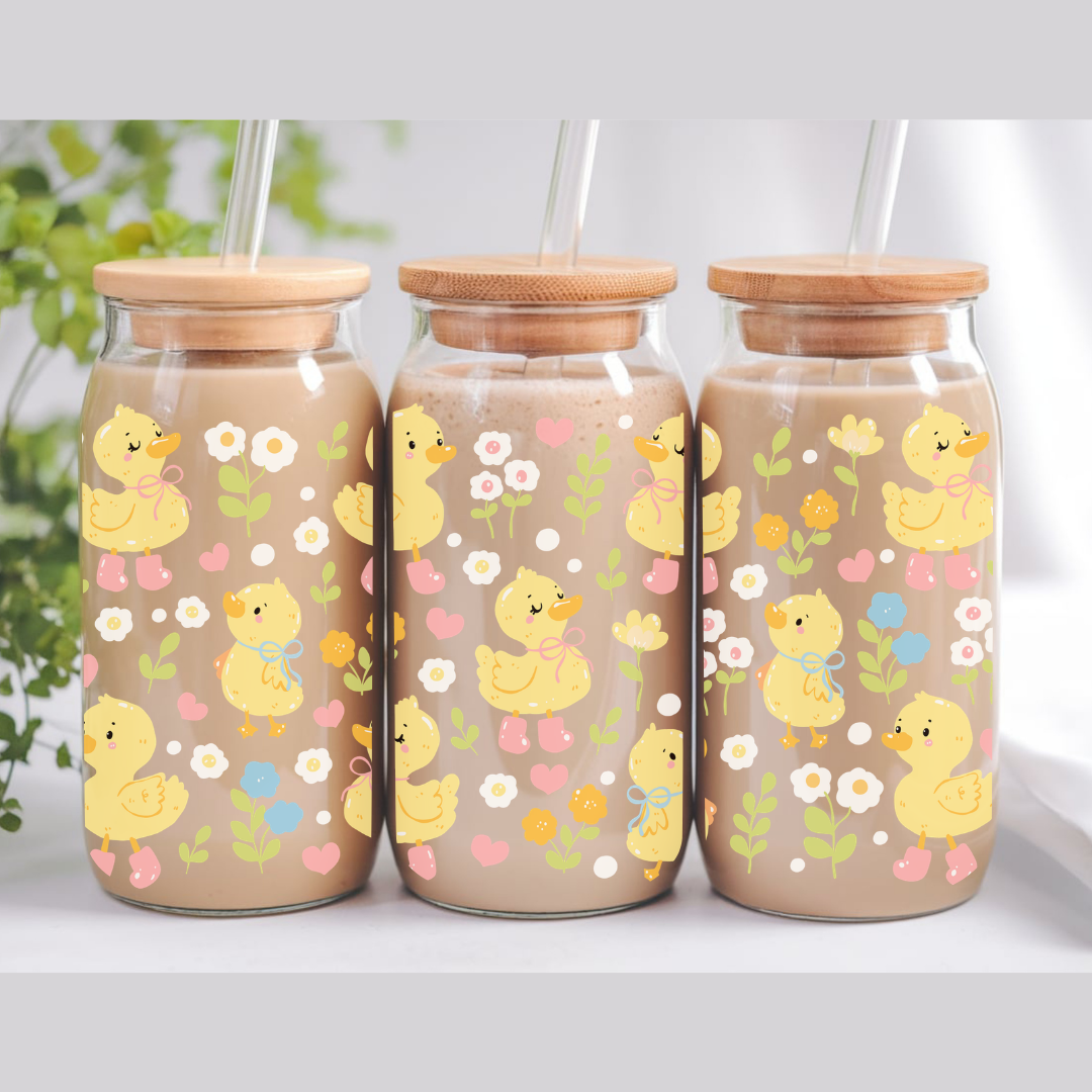 erre à café glacé motif canards incluant une paille en verre et un couvercle en bambou naturel.