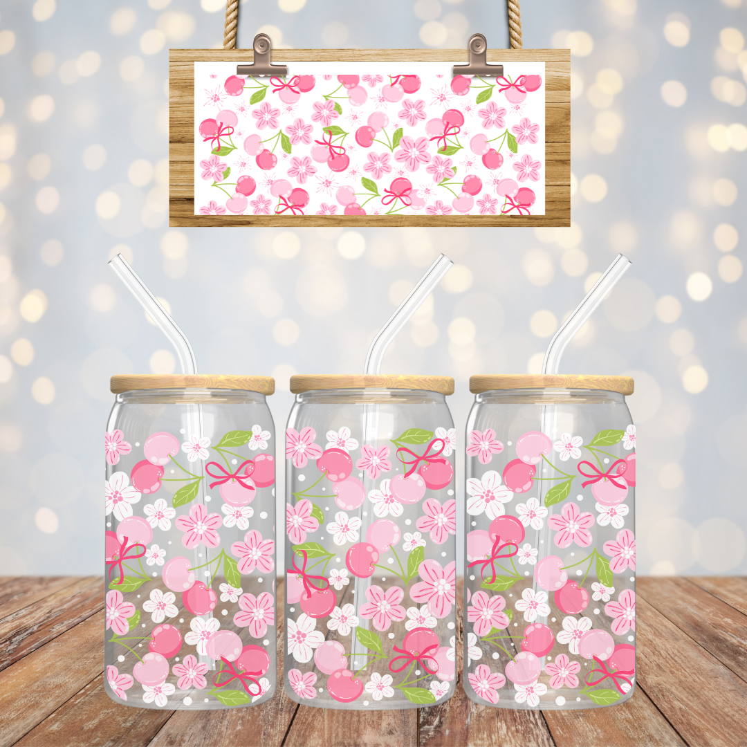 Gobelet à café glacé avec design de cerises, incluant une paille en verre et un couvercle en bambou.