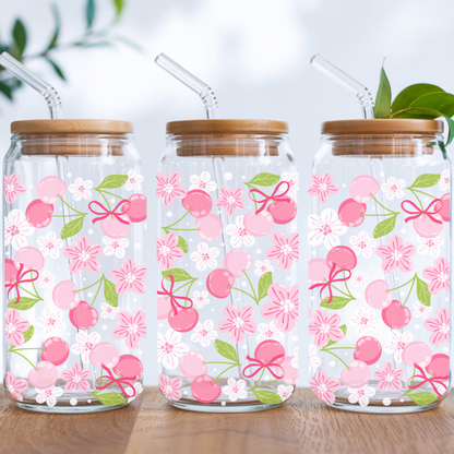 Gobelet à café glacé avec design de cerises, incluant une paille en verre et un couvercle en bambou.