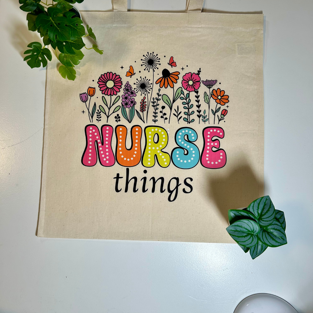 Sac fourre-tout 15 x 16 pouces en coton avec design de fleurs colorés inscrit ''nurse things''