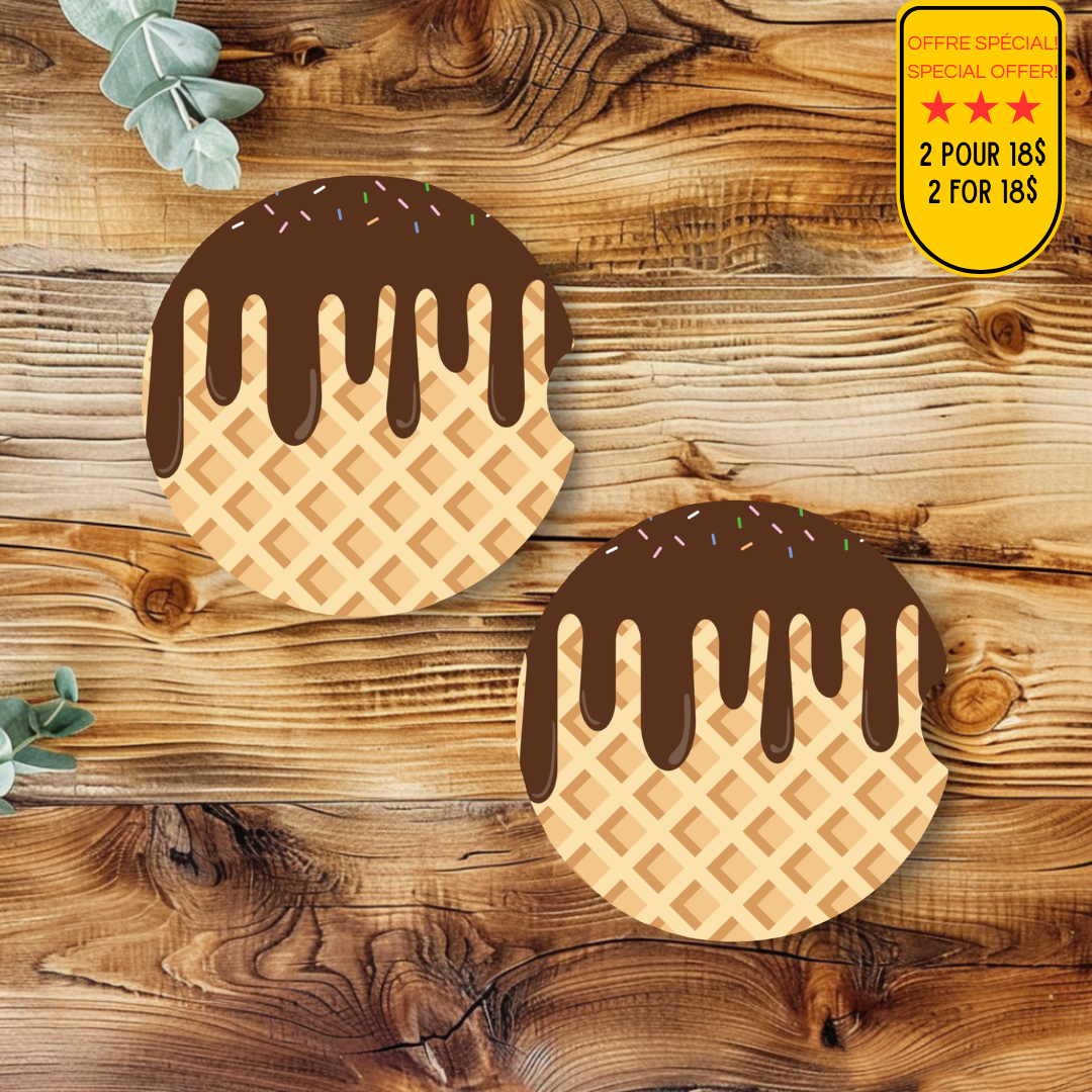 Duo de sous-verres pour voiture motif crème glacée au chocolat sur cornet gaufré, offre 2 pour 18$.