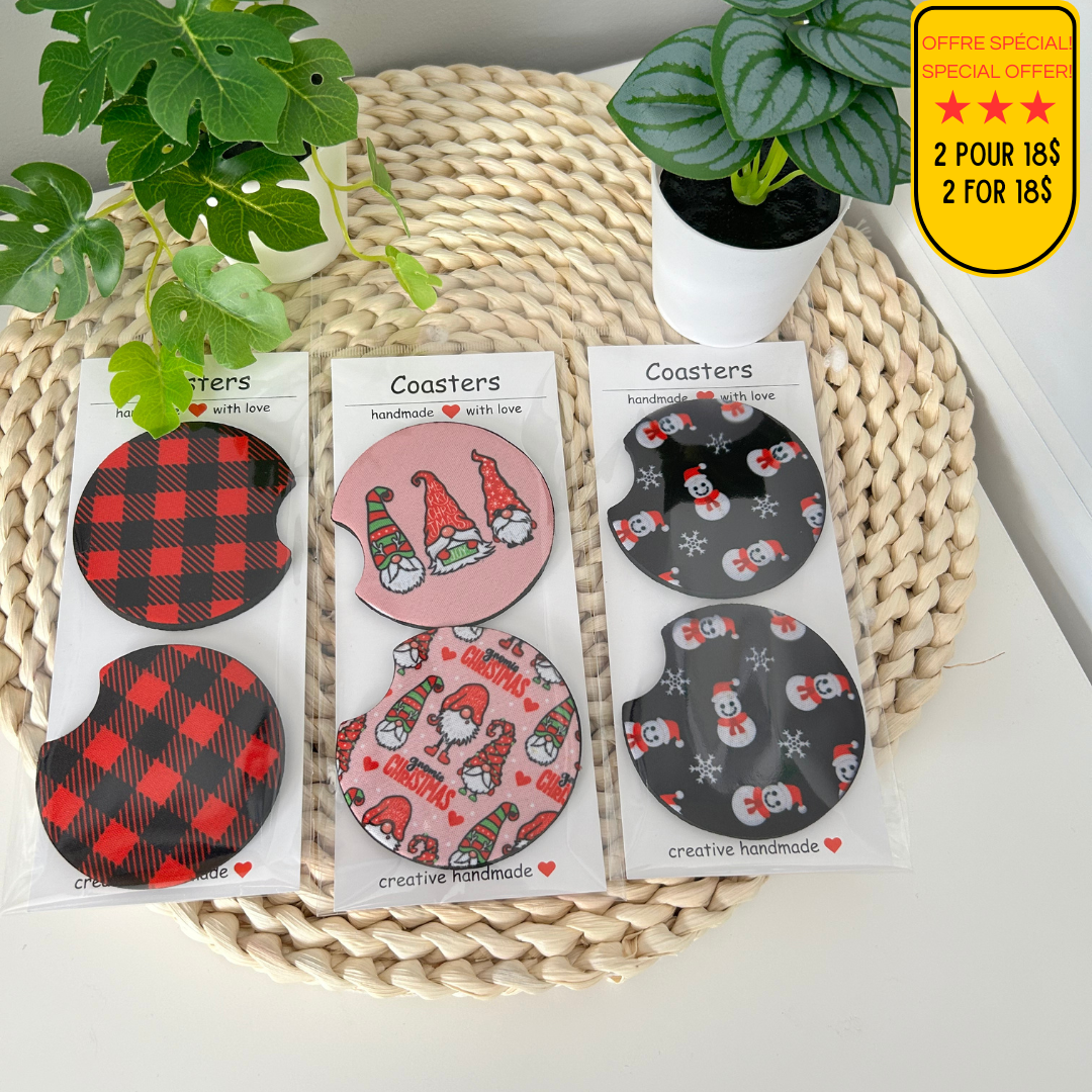 Duo de sous-verres pour voiture thématiques de Noël : motifs gnomes, bonhommes de neige et carreaux rouges.