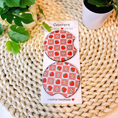 Duo de sous-verres pour voiture motif fraises et fleurs sur fond à carreaux rose style rétro kawaii