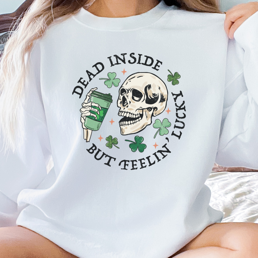 Sweatshirt Gildan blanc de St-Patrick avec phrase humoristique  Feelin' Lucky