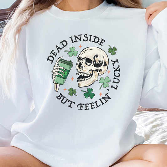Sweatshirt Gildan blanc de St-Patrick avec phrase humoristique  Feelin' Lucky