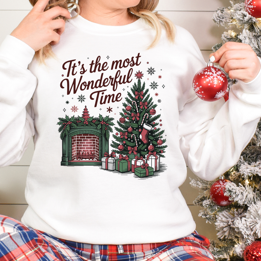 Sweatshirt de couleur Blanc avec Illustration festive d’un sapin décoré et d’une cheminée illuminée, ambiance vintage et chaleureuse pour Noël.