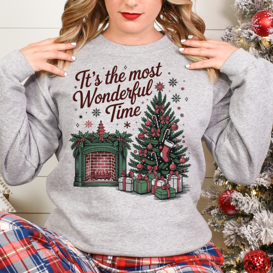 Sweatshirt de couleur Gris Athlétique avec Illustration festive d’un sapin décoré et d’une cheminée illuminée, ambiance vintage et chaleureuse pour Noël.