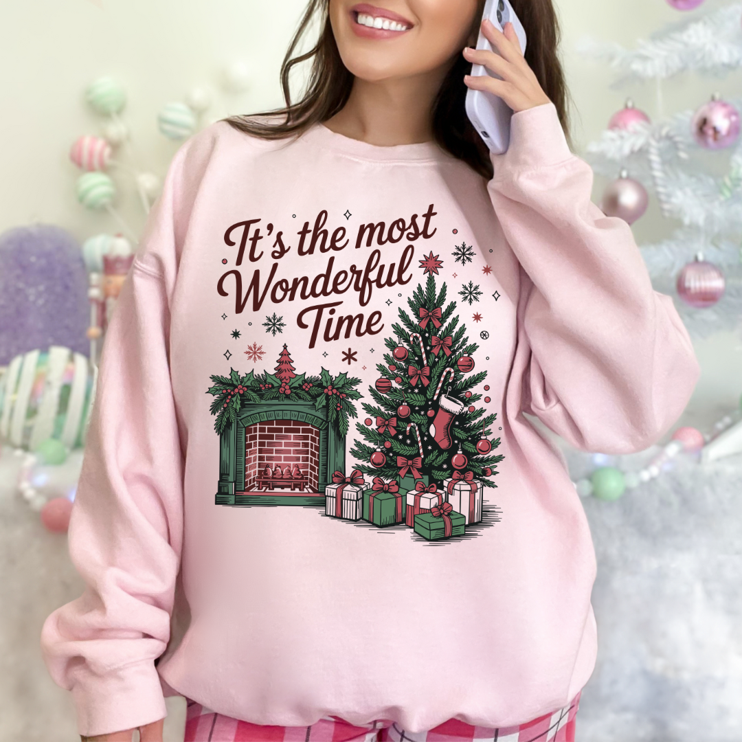 Sweatshirt de couleur Rose avec Illustration festive d’un sapin décoré et d’une cheminée illuminée, ambiance vintage et chaleureuse pour Noël.
