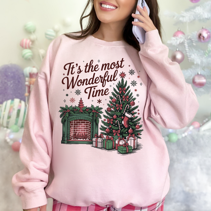 Sweatshirt de couleur Rose avec Illustration festive d’un sapin décoré et d’une cheminée illuminée, ambiance vintage et chaleureuse pour Noël.
