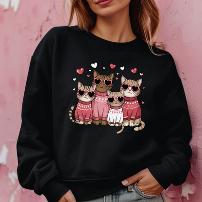  Sweatshirt noir  avec un motif de quatre chats portant des lunettes en forme de cœur et des pulls roses. Les chats sont entourés de petits cœurs roses.