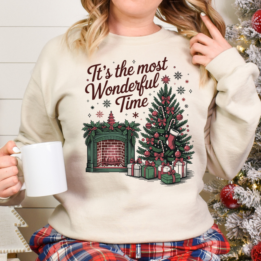 Sweatshirt de couleur sable avec Illustration festive d’un sapin décoré et d’une cheminée illuminée, ambiance vintage et chaleureuse pour Noël.