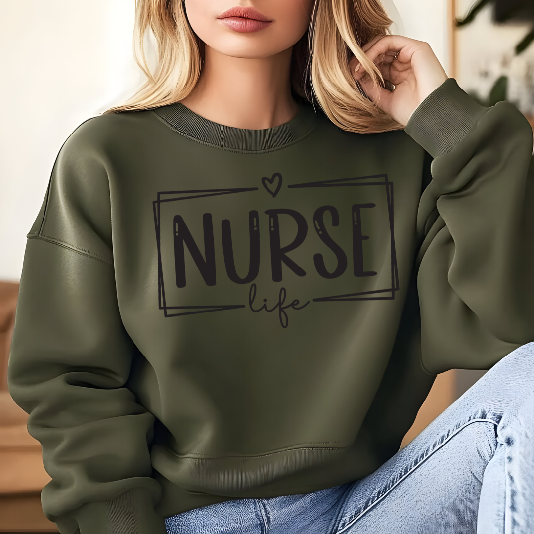 Sweatshirt unisexe vert militaire avec imprimé Nurselife, en tailles small à 2XL, Boutik Mains Créatives.