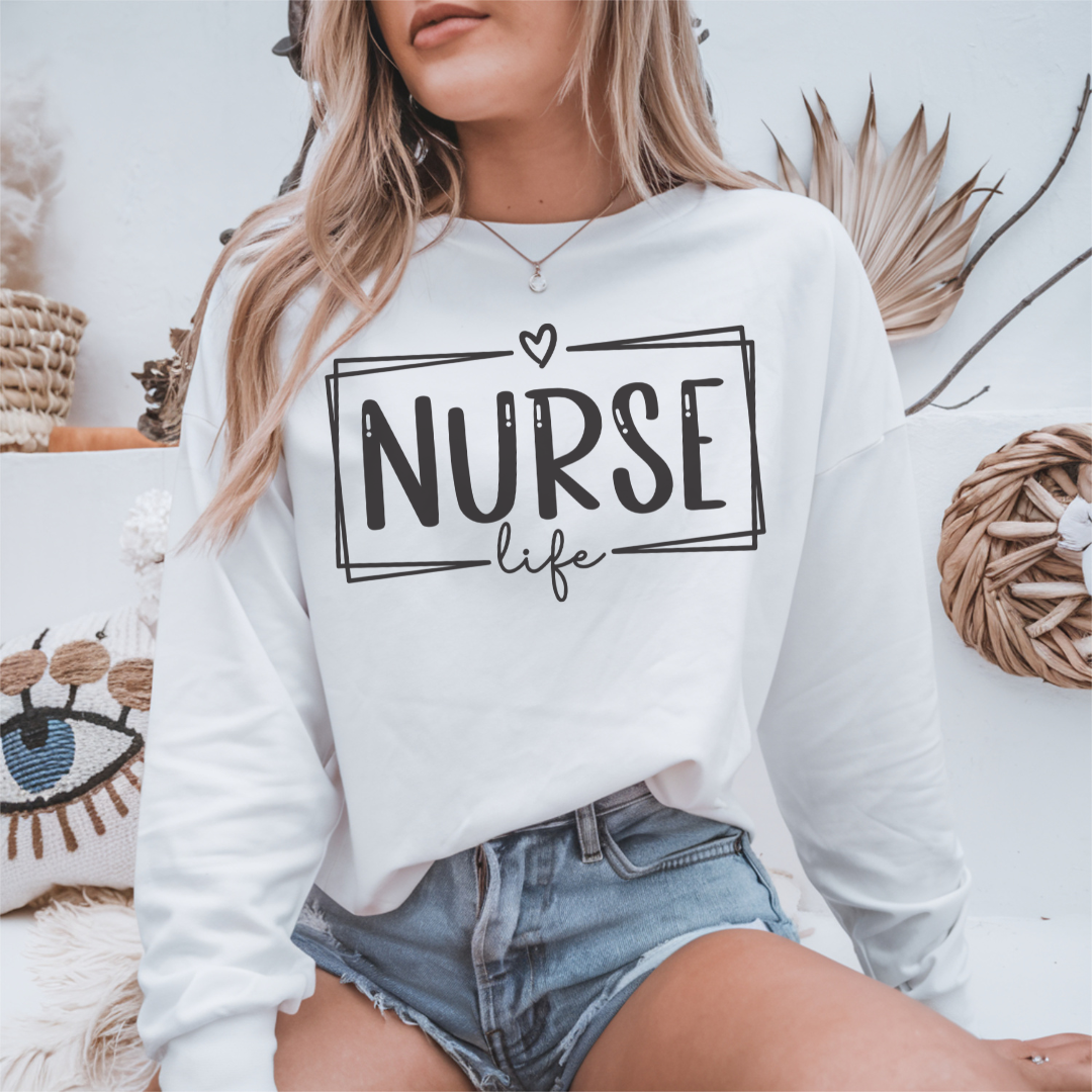 Sweatshirt unisexe blanc avec imprimé Nurselife, en  tailles Small à 2XL, Boutik Mains Créatives.