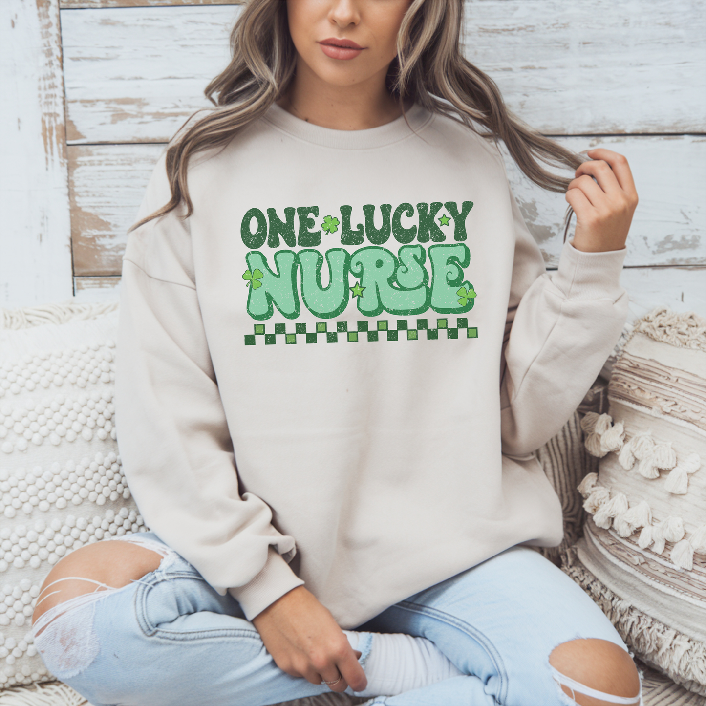 Sweatshirt Gildan Sable avec design vert rétro « One Lucky Nurse » décoré de trèfles, parfait pour la Saint-Patrick.